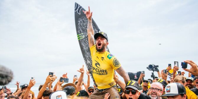 FILIPE TOLEDO SACRÉ CHAMPION DU MONDE 2022